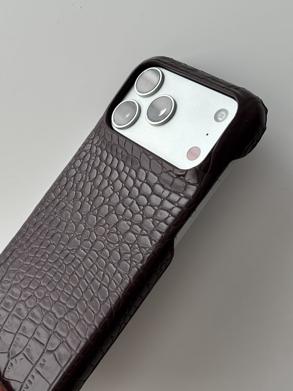 Шоколадний чохол Gator Skin для iPhone — вигляд під кутом на виріз під камери