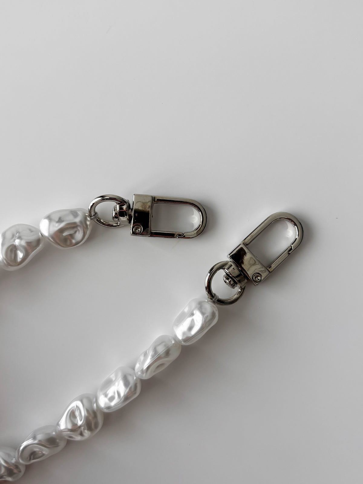 Ланцюжок Baroque Pearl — крупний план сріблястих карабінів і намистин