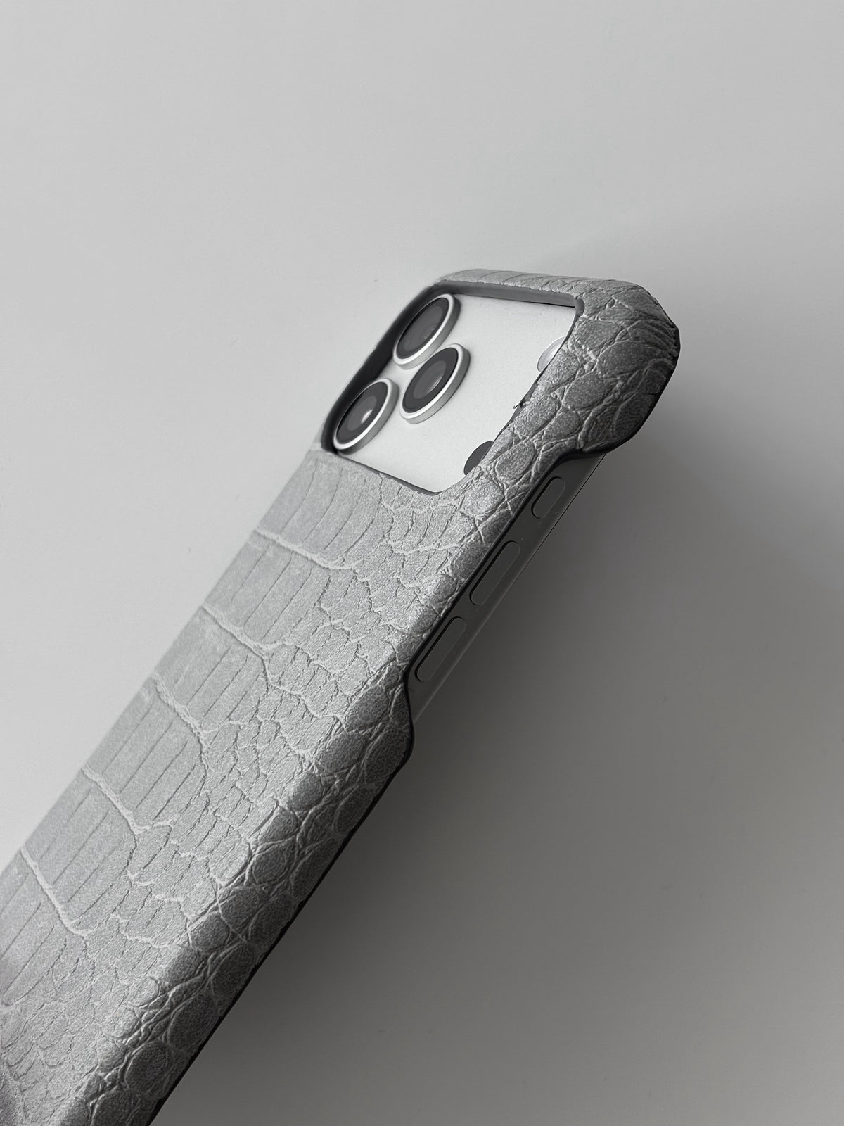Сірий чохол Gator Skin для iPhone — вигляд збоку на кут і виріз під камери