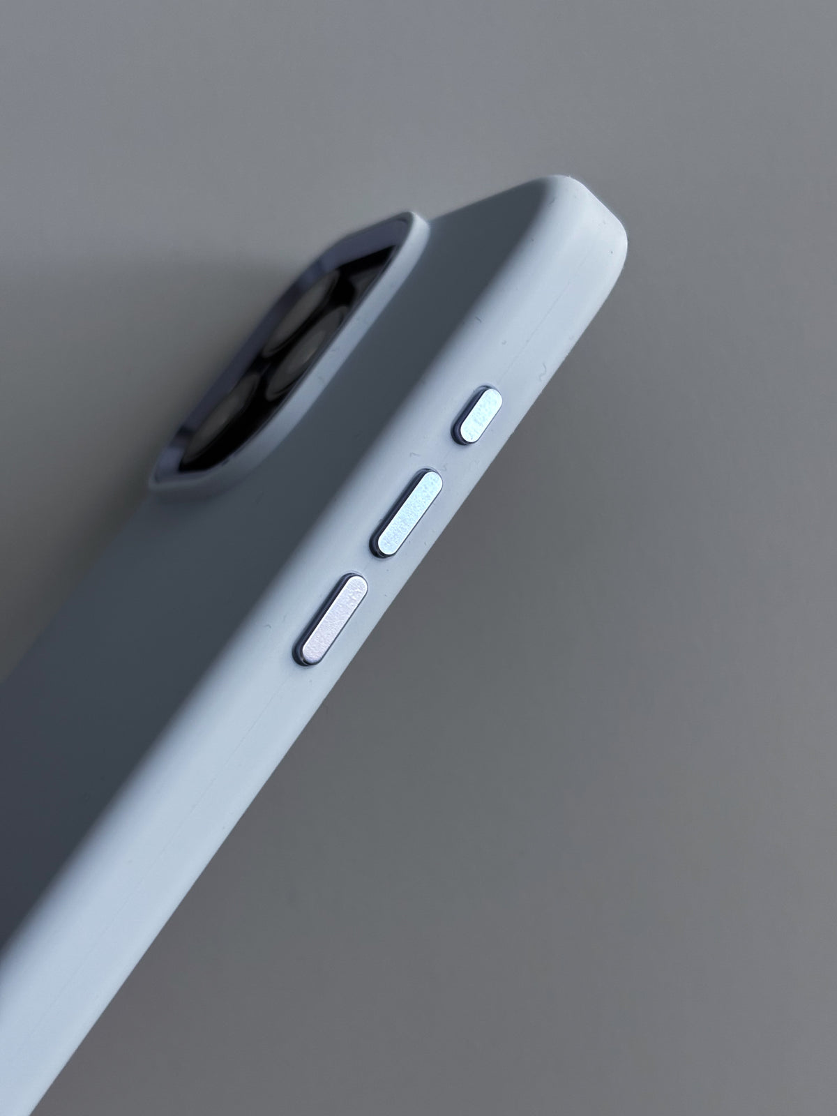 Світло-блакитний чохол для iPhone — бокова грань із металевими кнопками