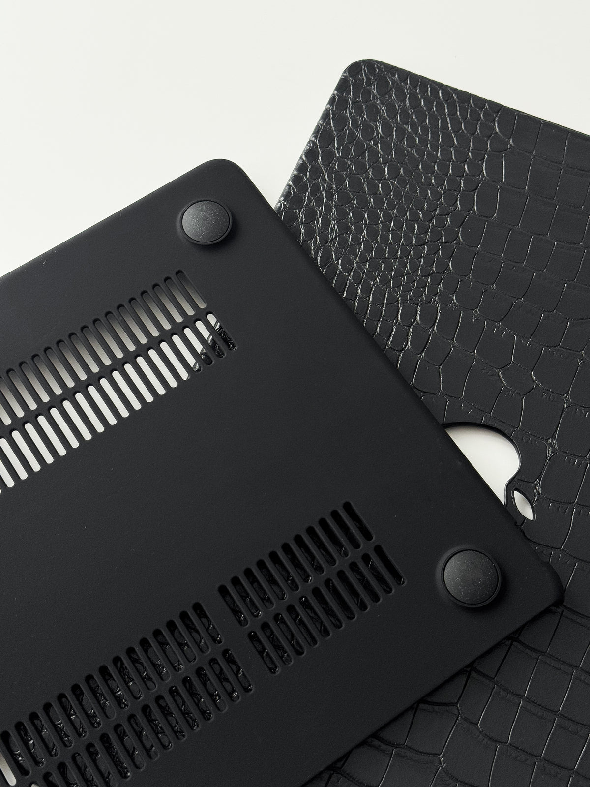 Чорний чохол Gator Skin — нижня матова накладка з вентиляційними прорізами поруч із кришкою