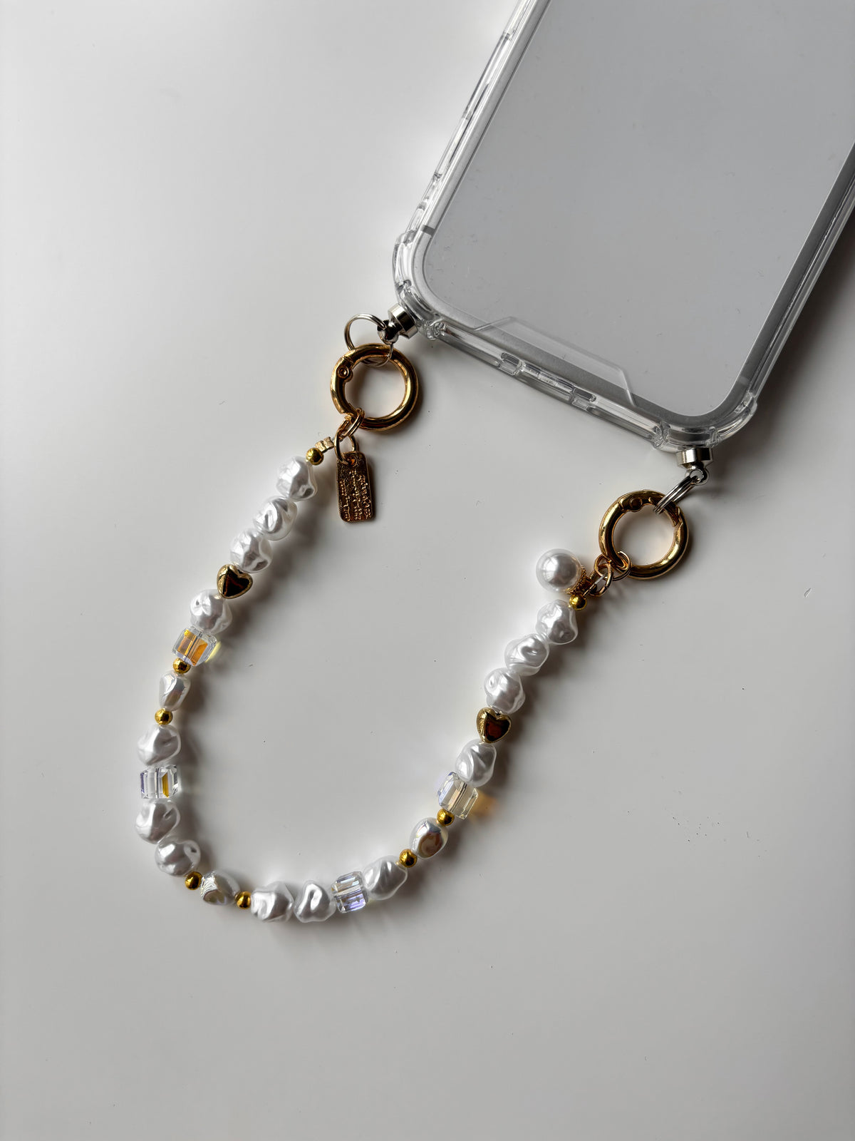 Ланцюжок Golden Pearl пристебнутий до прозорого чохла — вигляд під кутом