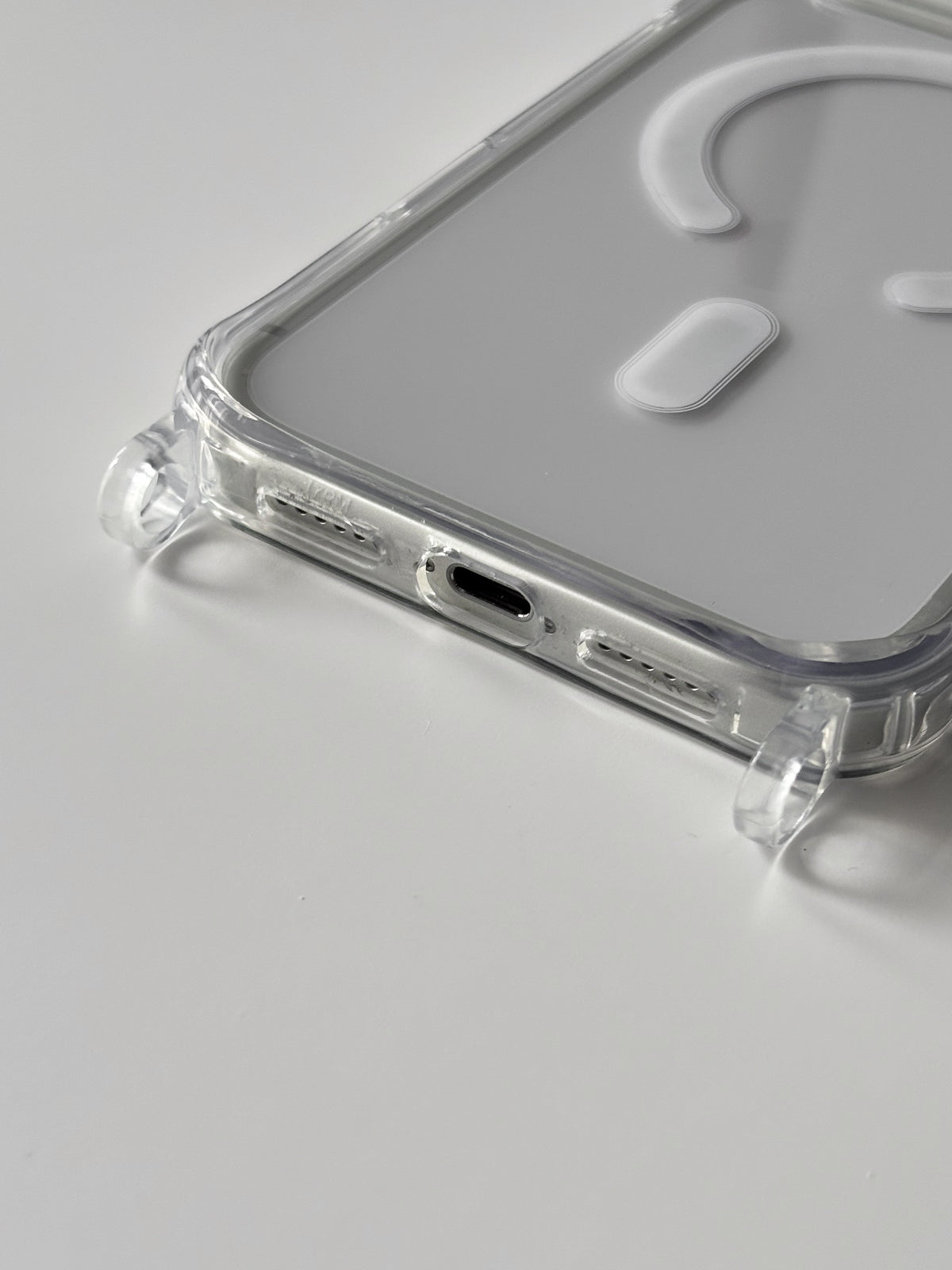 Прозорий чохол для iPhone — крупний план нижніх кутів із петлями