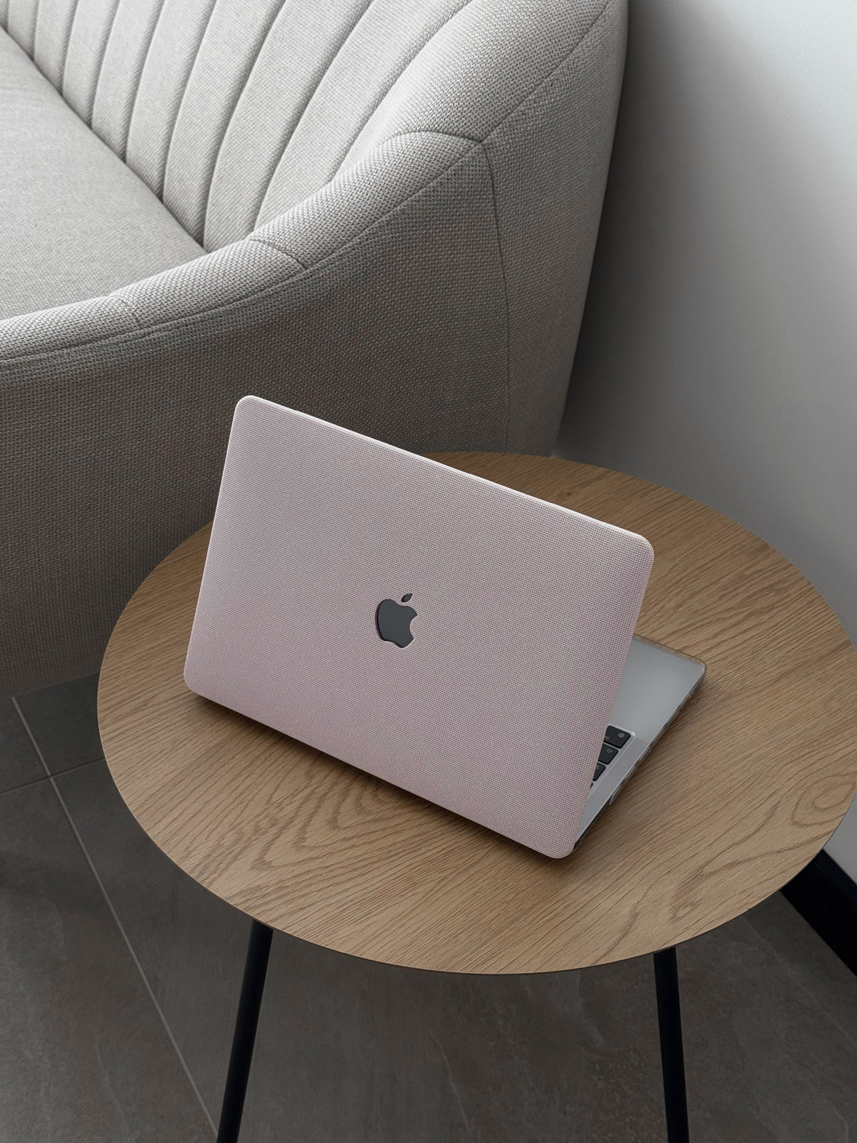 Рожевий чохол Shine Grid на напіввідкритому MacBook на дерев’яному столику