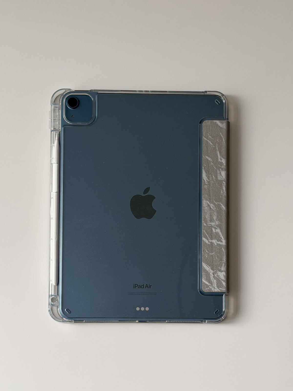Чохол «Оксамит» для iPad — прозора задня панель, крізь яку видно корпус iPad