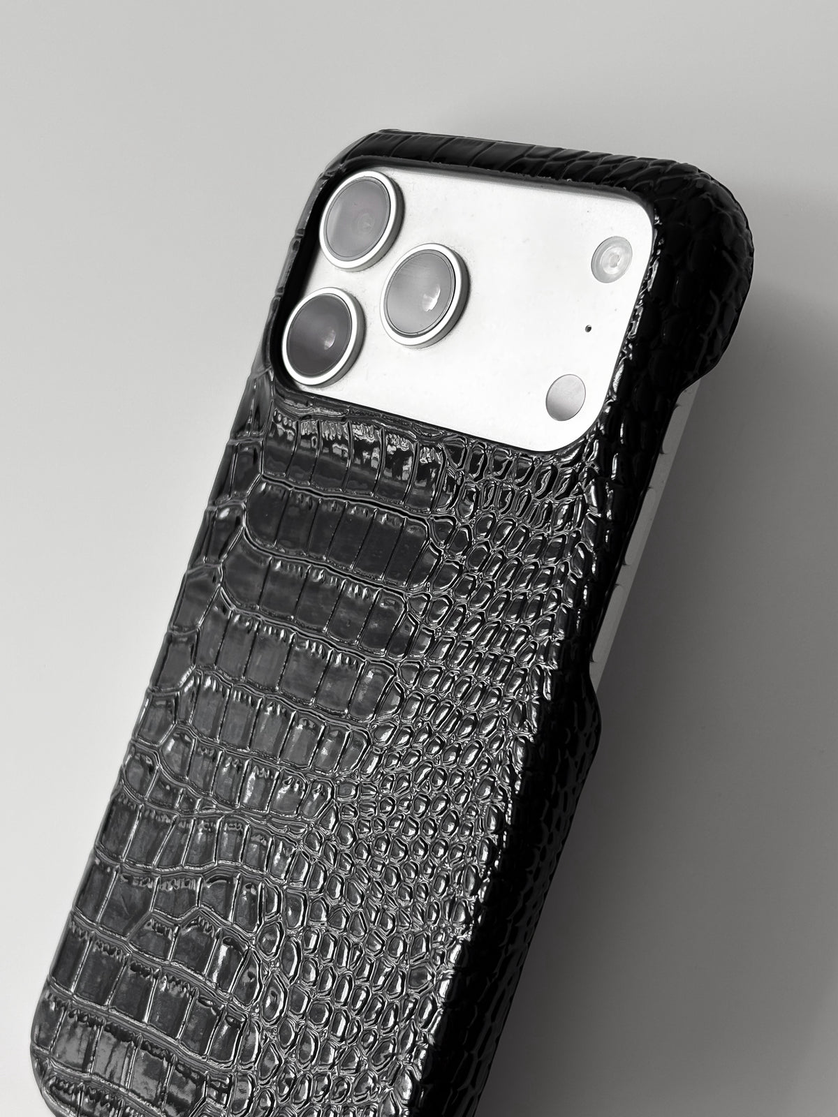 Чорний глянцевий чохол Gator Skin для iPhone — крупний план фактури під камерами