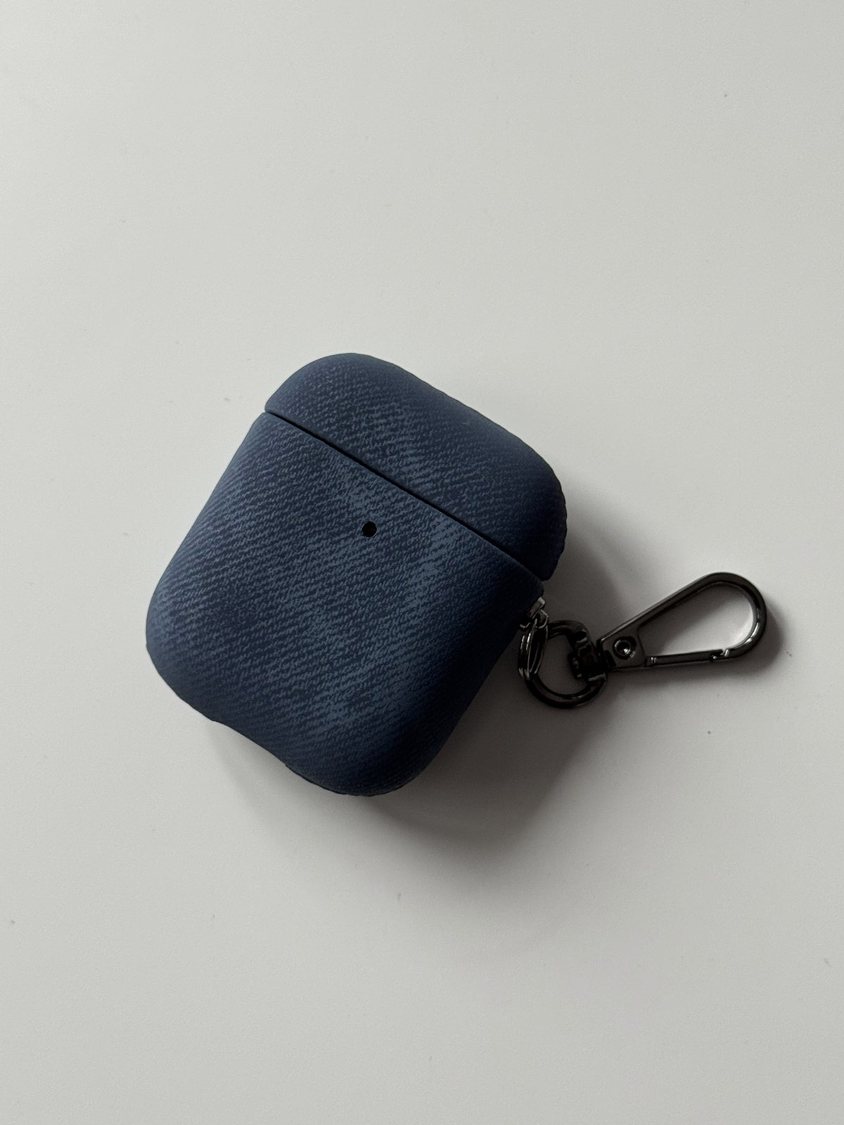 Синій чохол «Замшева м’якість» із карабіном на вужчому кейсі AirPods — вигляд під кутом