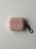 Рожевий чохол «Замшева м’якість» для AirPods з м’якою ворсистою фактурою та карабіном — вигляд спереду