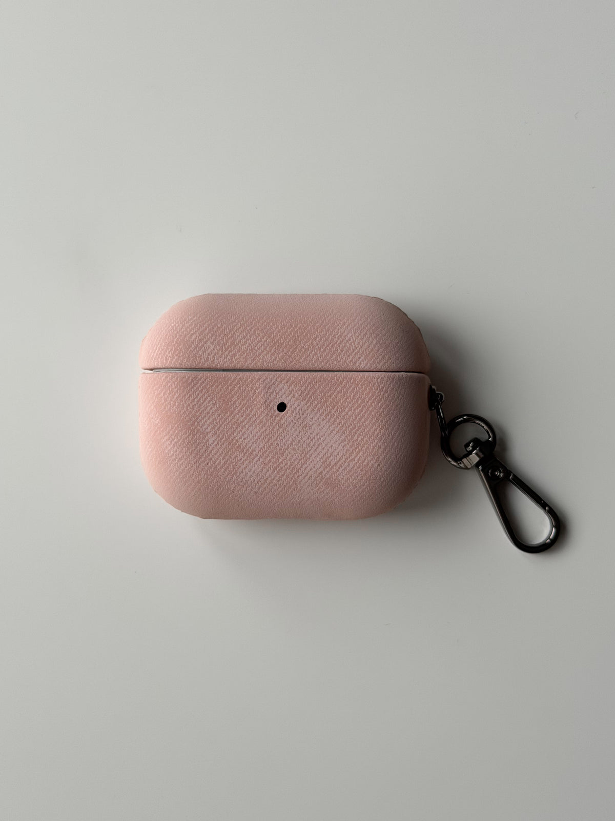 Рожевий чохол «Замшева м’якість» для AirPods з м’якою ворсистою фактурою та карабіном — вигляд спереду