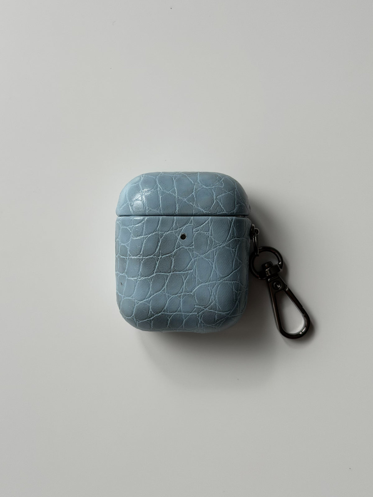 Блакитний чохол Gator Skin із карабіном на вужчому кейсі AirPods