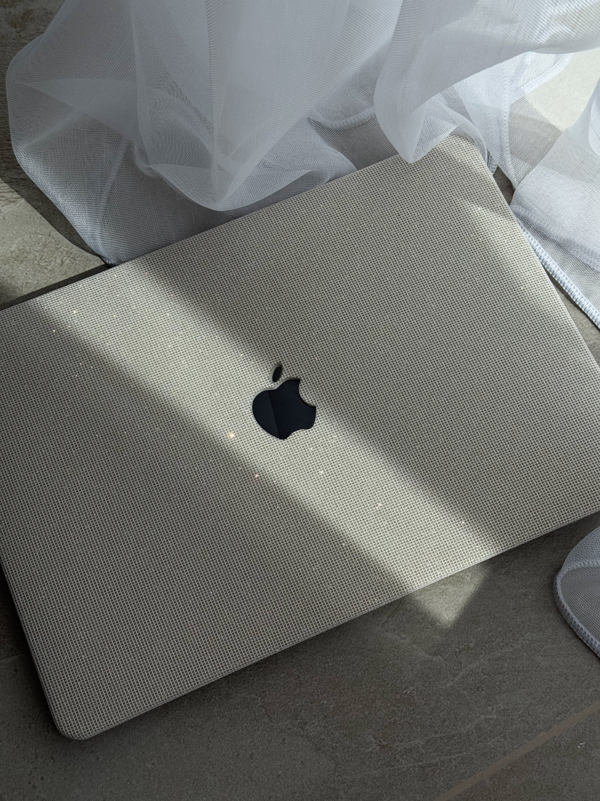 Молочний чохол-накладка Shine Grid для MacBook із блискучою фактурою в дрібну клітинку в сонячному світлі