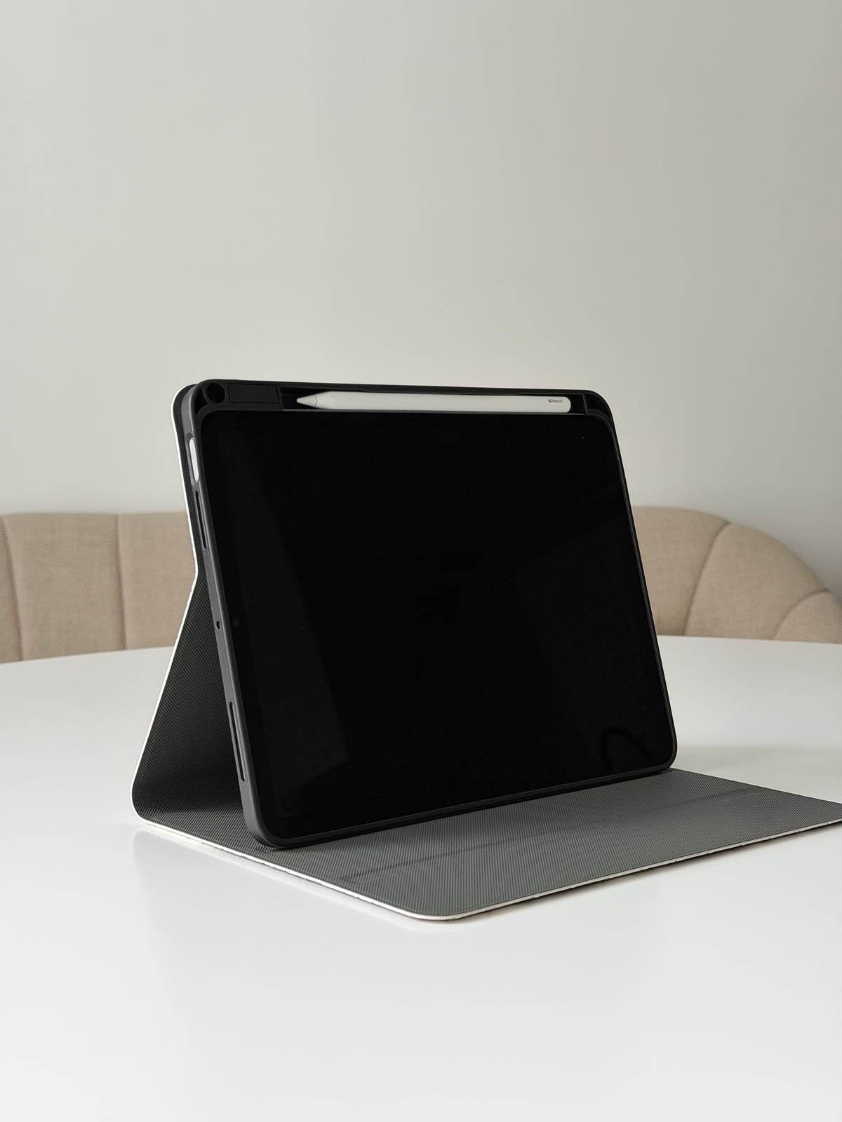 iPad у біло-коричневому чохлі-книжці на підставці — вигляд на екран