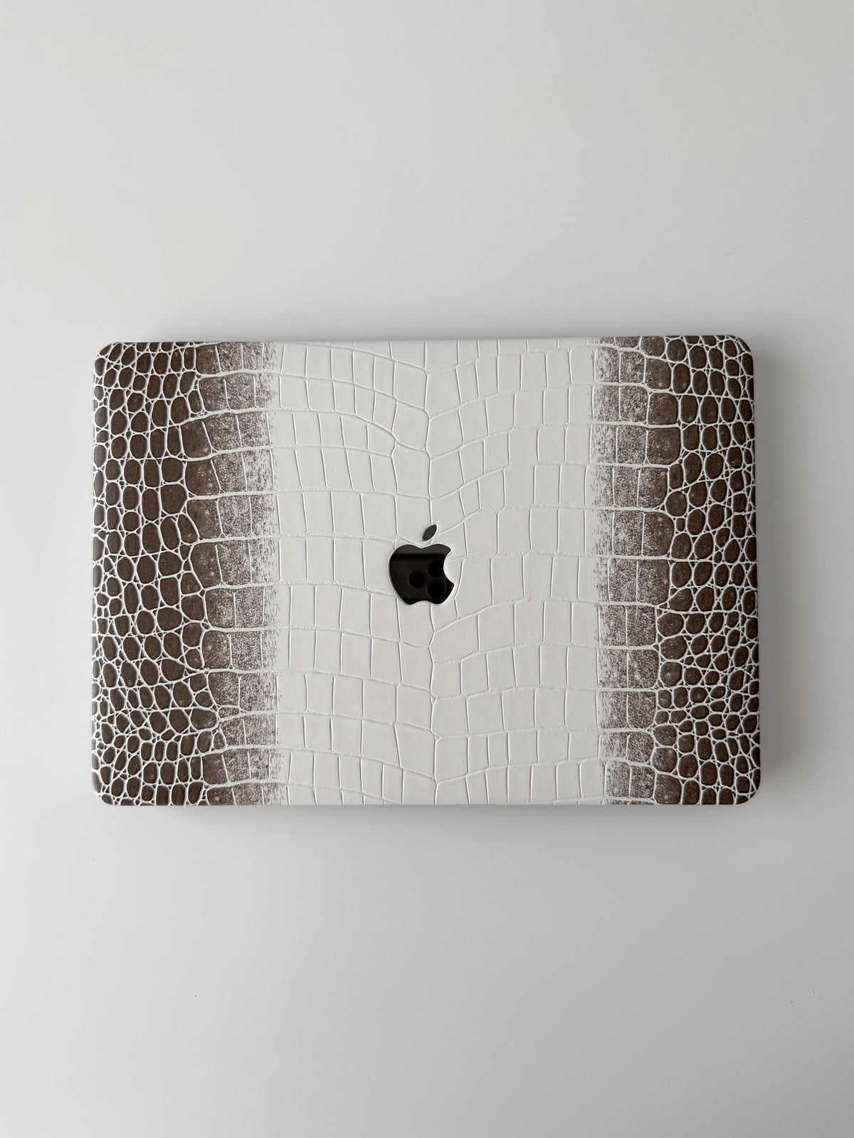 Біло-коричневий чохол Gator Skin для MacBook — вигляд зверху на кришку