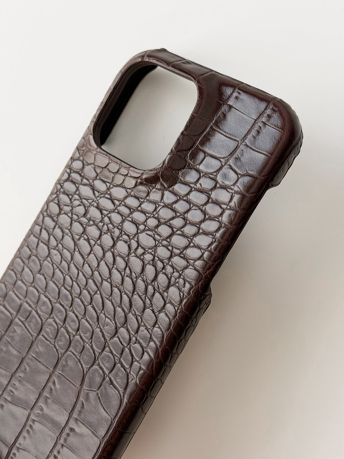Шоколадний чохол Gator Skin без телефону — вигляд під кутом на верхню частину