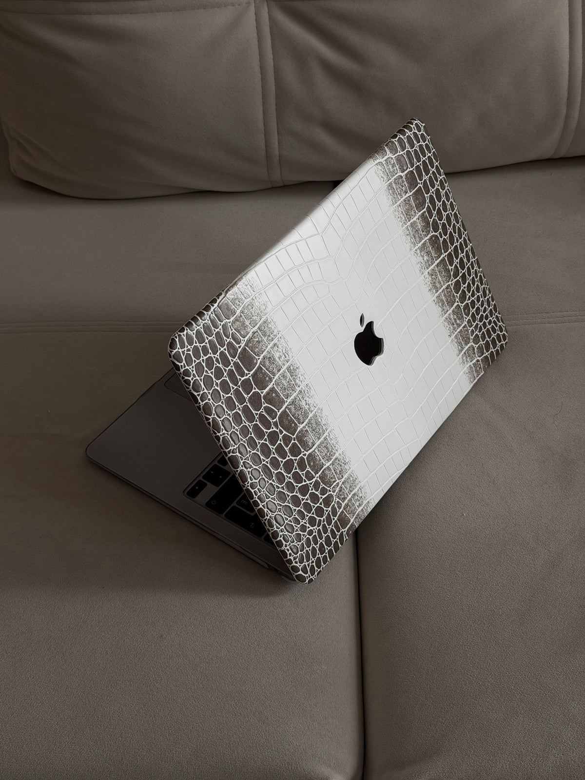 Чохол-накладка Gator Skin для MacBook, білий із коричневим градієнтом по краях, з фактурою під шкіру крокодила