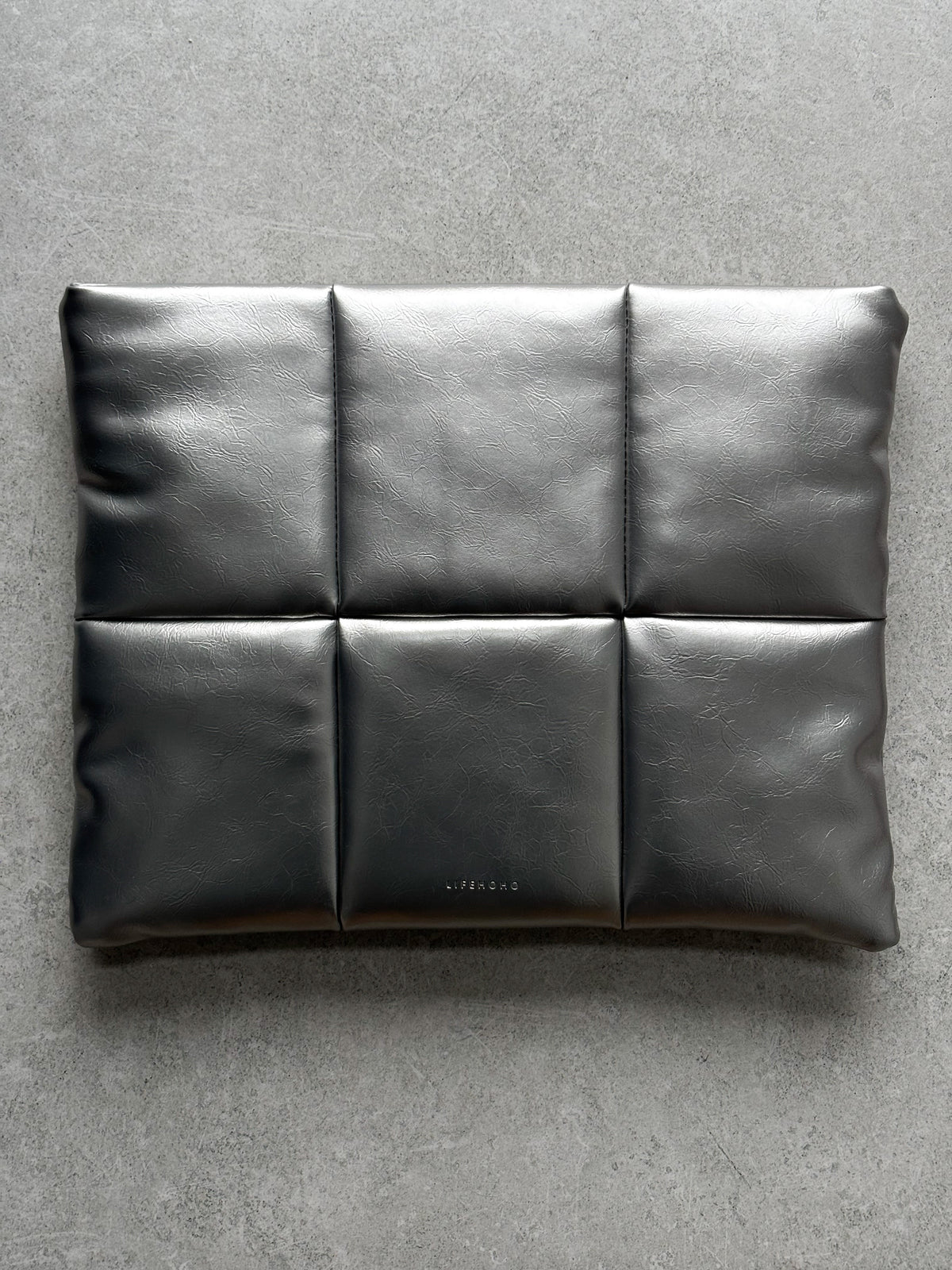 Сріблястий дутий конверт Pillow для MacBook зі стьобаними квадратами — вигляд спереду