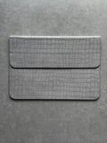Світло-сірий конверт Gator Skin для MacBook з фактурою під шкіру крокодила та клапаном — вигляд спереду
