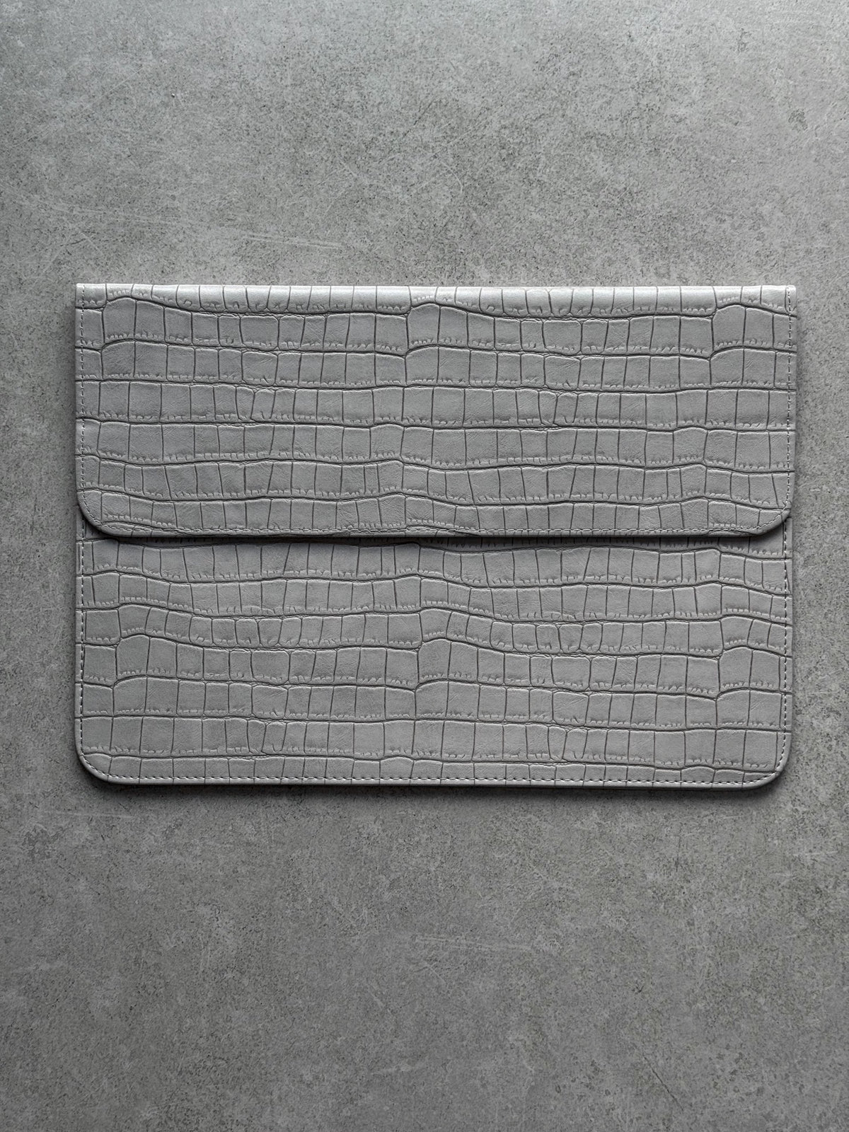 Світло-сірий конверт Gator Skin для MacBook з фактурою під шкіру крокодила та клапаном — вигляд спереду
