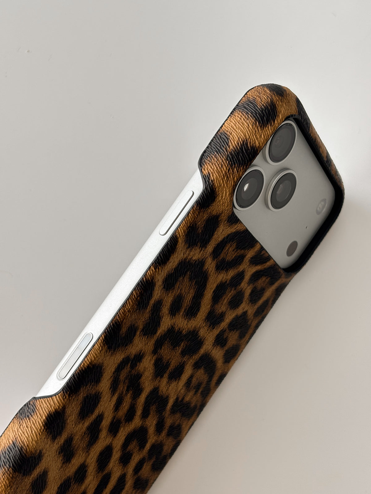 Леопардовий чохол для iPhone — діагональний вигляд уздовж бокової грані з кнопками