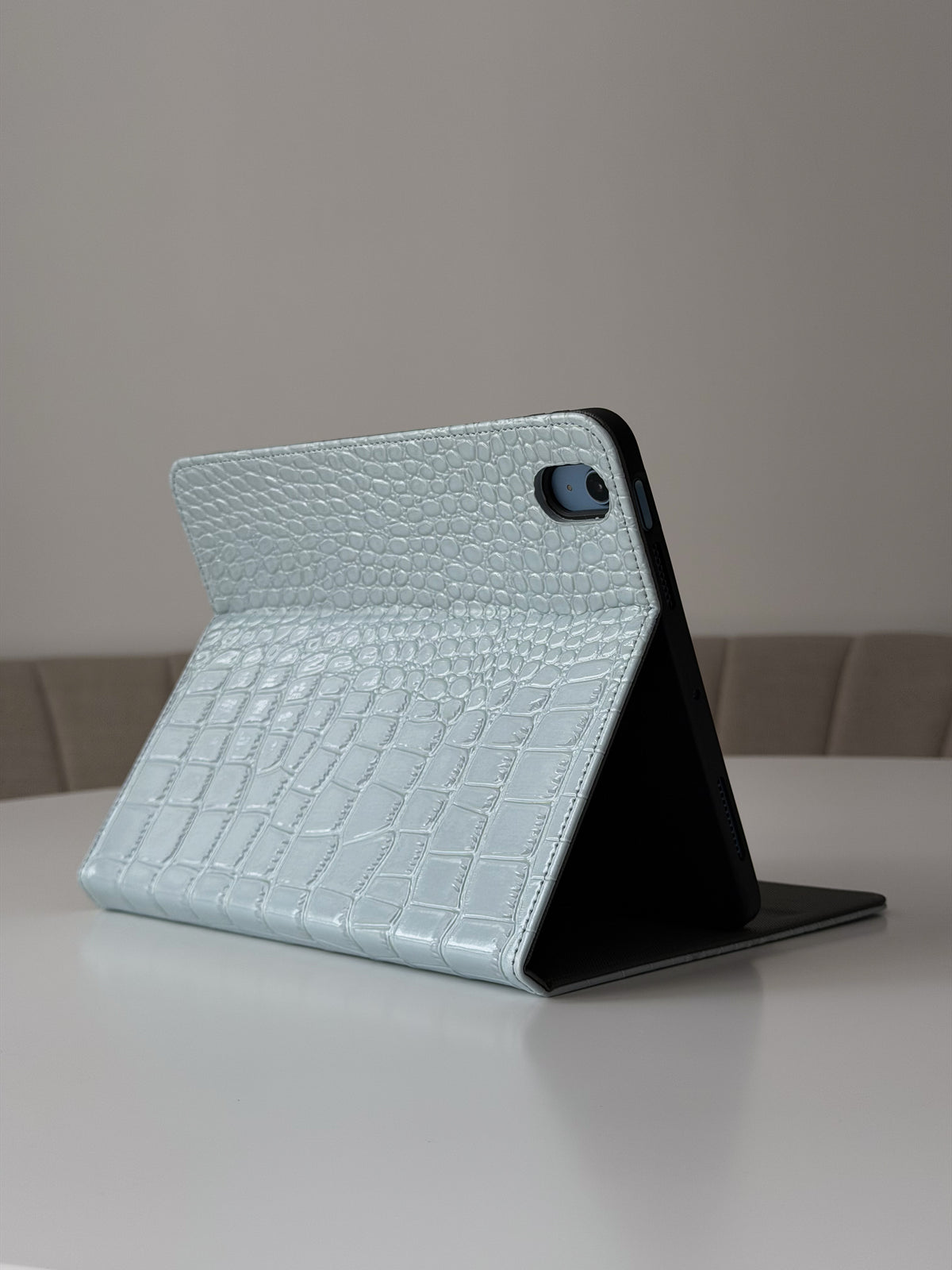 Блакитний чохол-книжка Gator Skin для iPad з фактурою під шкіру крокодила в положенні підставки — вигляд ззаду
