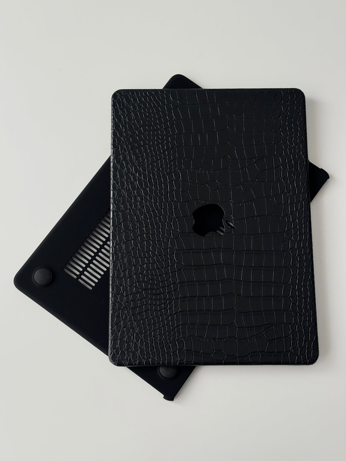 Чорний чохол-накладка Gator Skin для MacBook з фактурою під шкіру крокодила — верхня й нижня частини