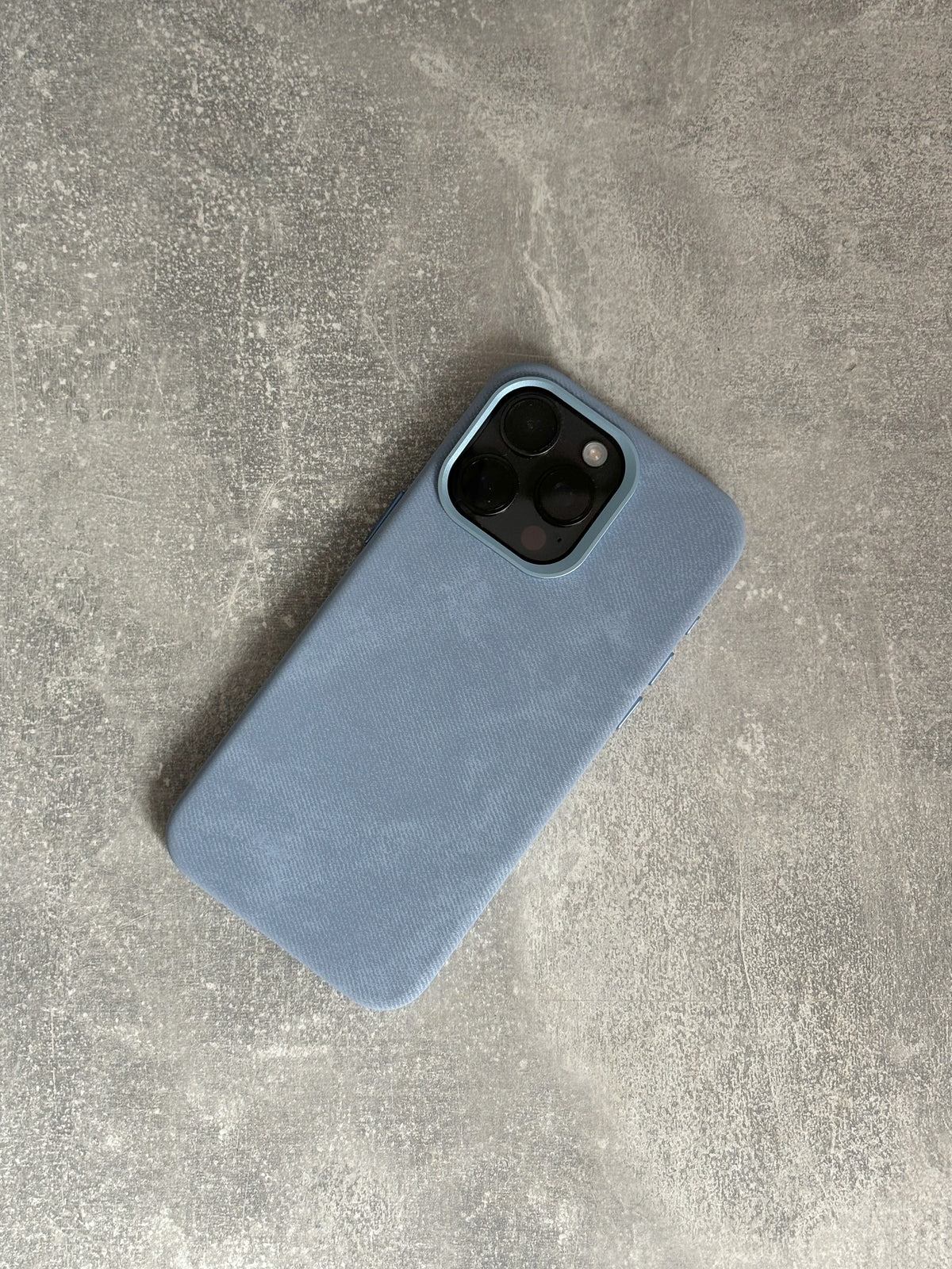 Блакитний чохол «Замшева м’якість» для iPhone на сірому бетоні