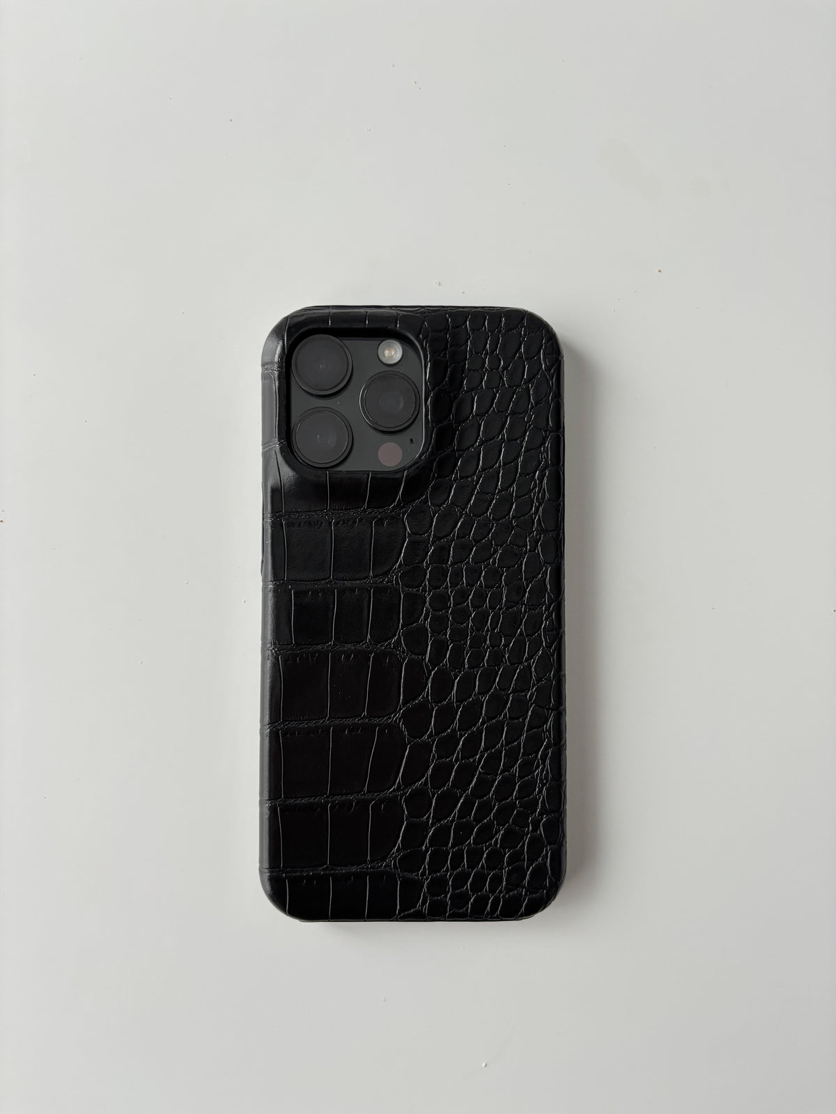 Чорний чохол Gator Skin для iPhone з фактурою під шкіру крокодила — вигляд ззаду