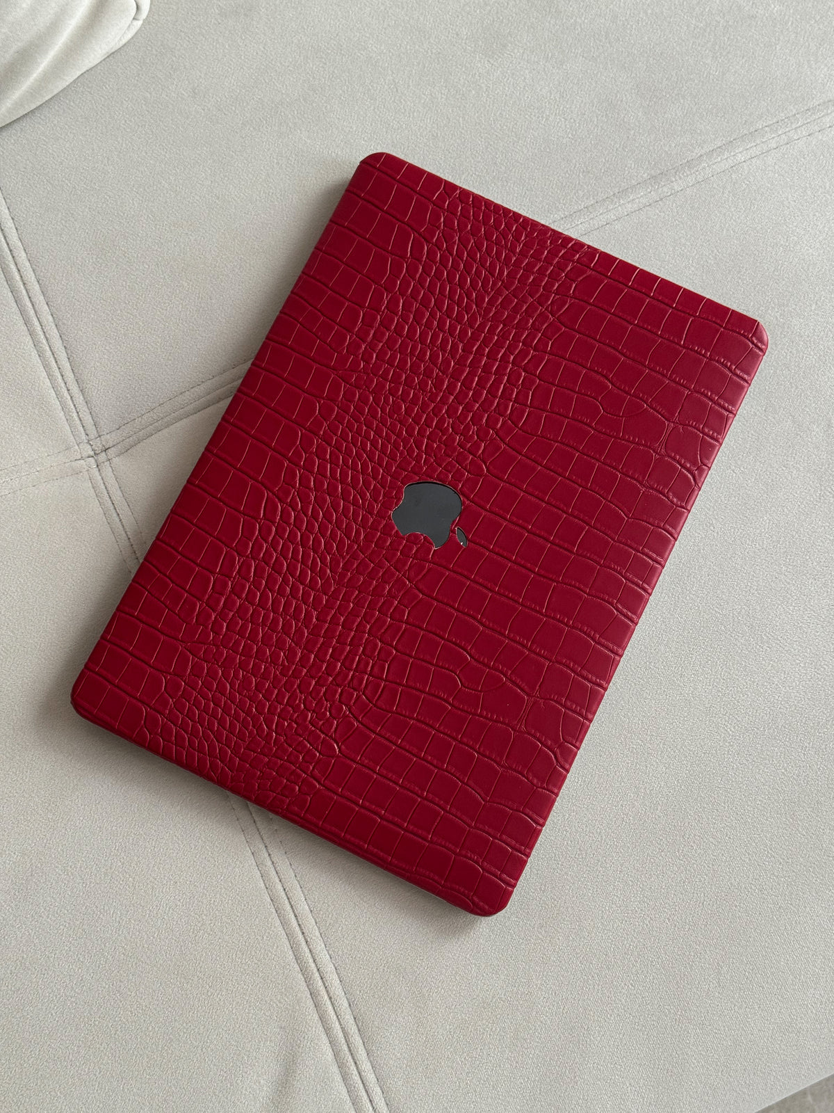 Вишнево-червоний чохол Gator Skin для MacBook на світлій стьобаній поверхні
