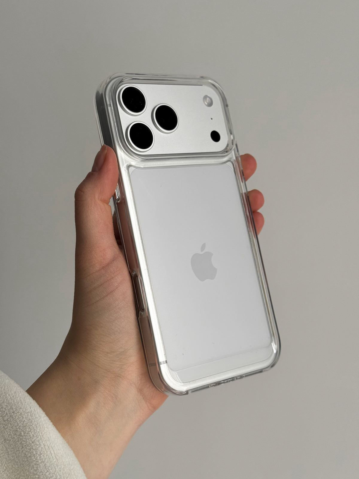Чохол «Металеві деталі» на світлому iPhone у руці — крізь задню панель видно корпус
