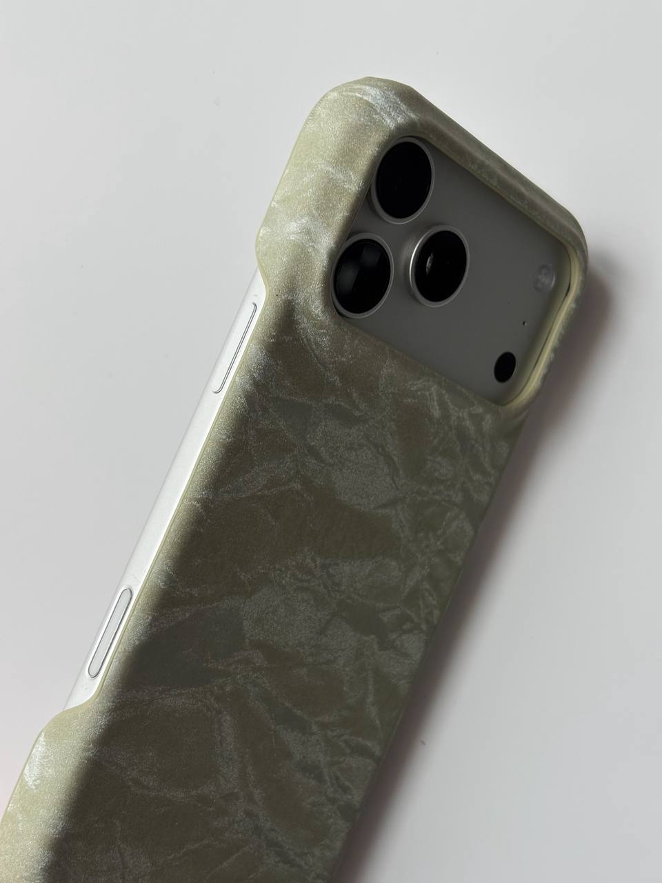 Оливковий чохол «Оксамит» для iPhone — діагональний вигляд уздовж бокової грані з кнопками