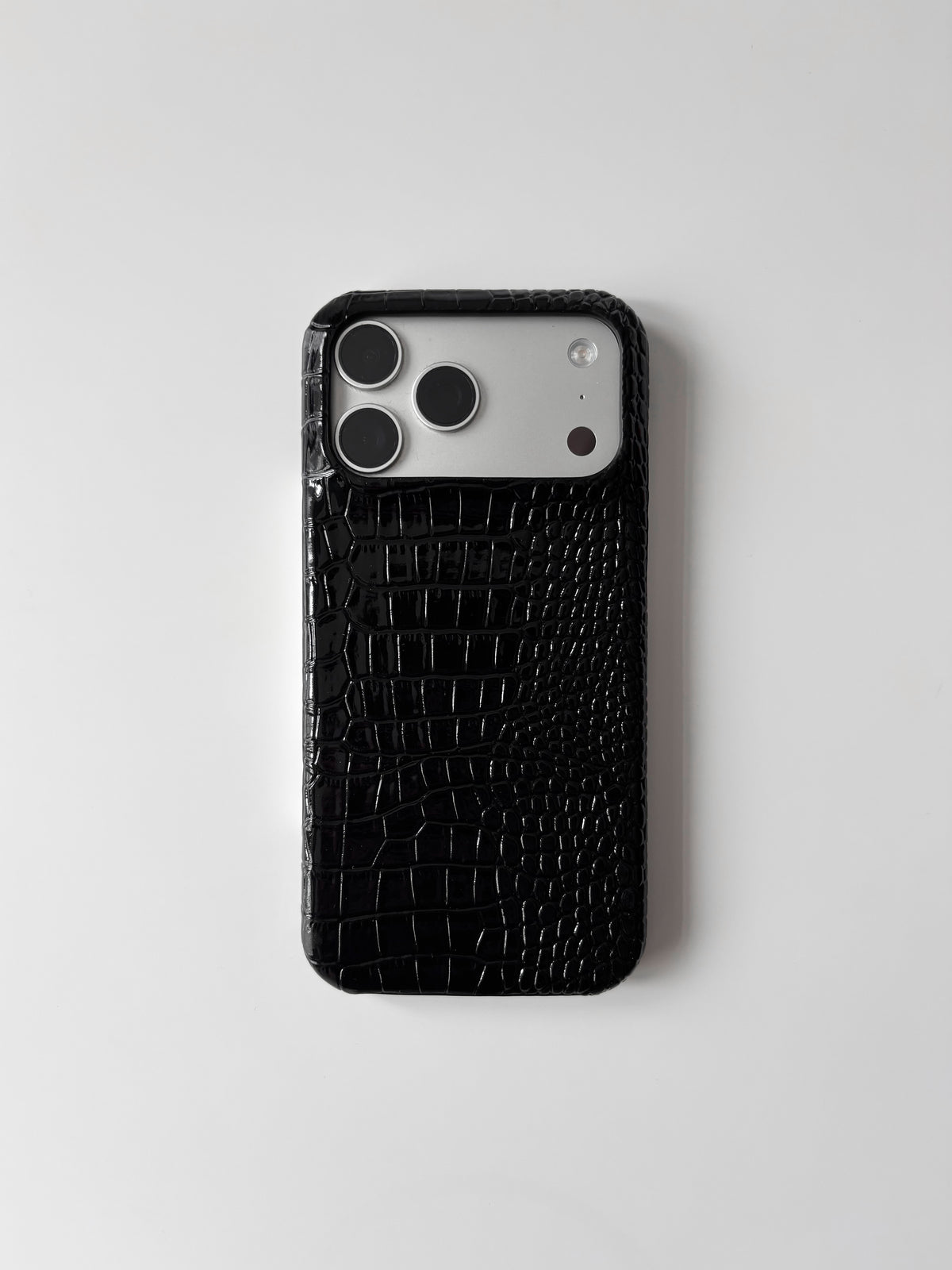 Чорний глянцевий чохол Gator Skin для iPhone з фактурою під шкіру крокодила — вигляд ззаду