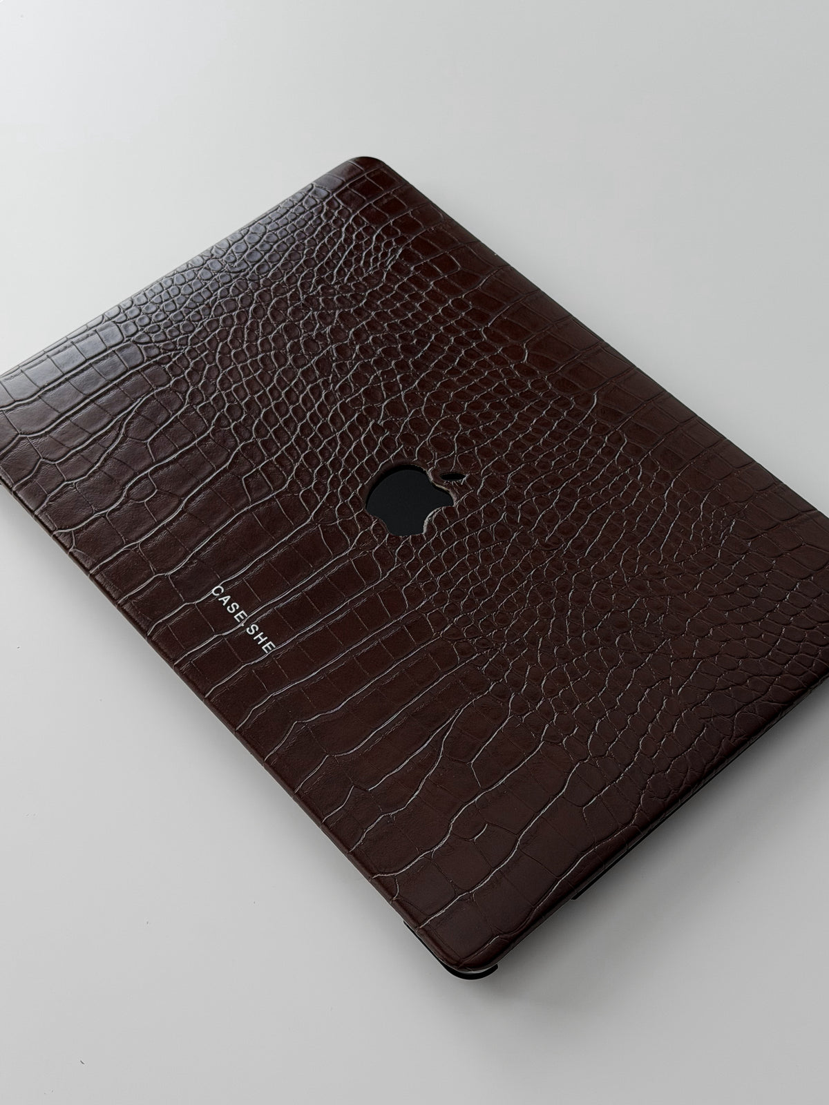 Шоколадний чохол Gator Skin для MacBook — діагональний вигляд на кришку