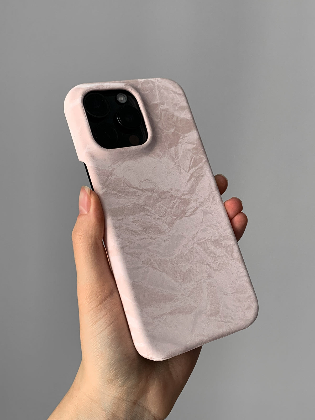 Рожевий чохол «Оксамит» на iPhone з квадратним вирізом під камеру в руці