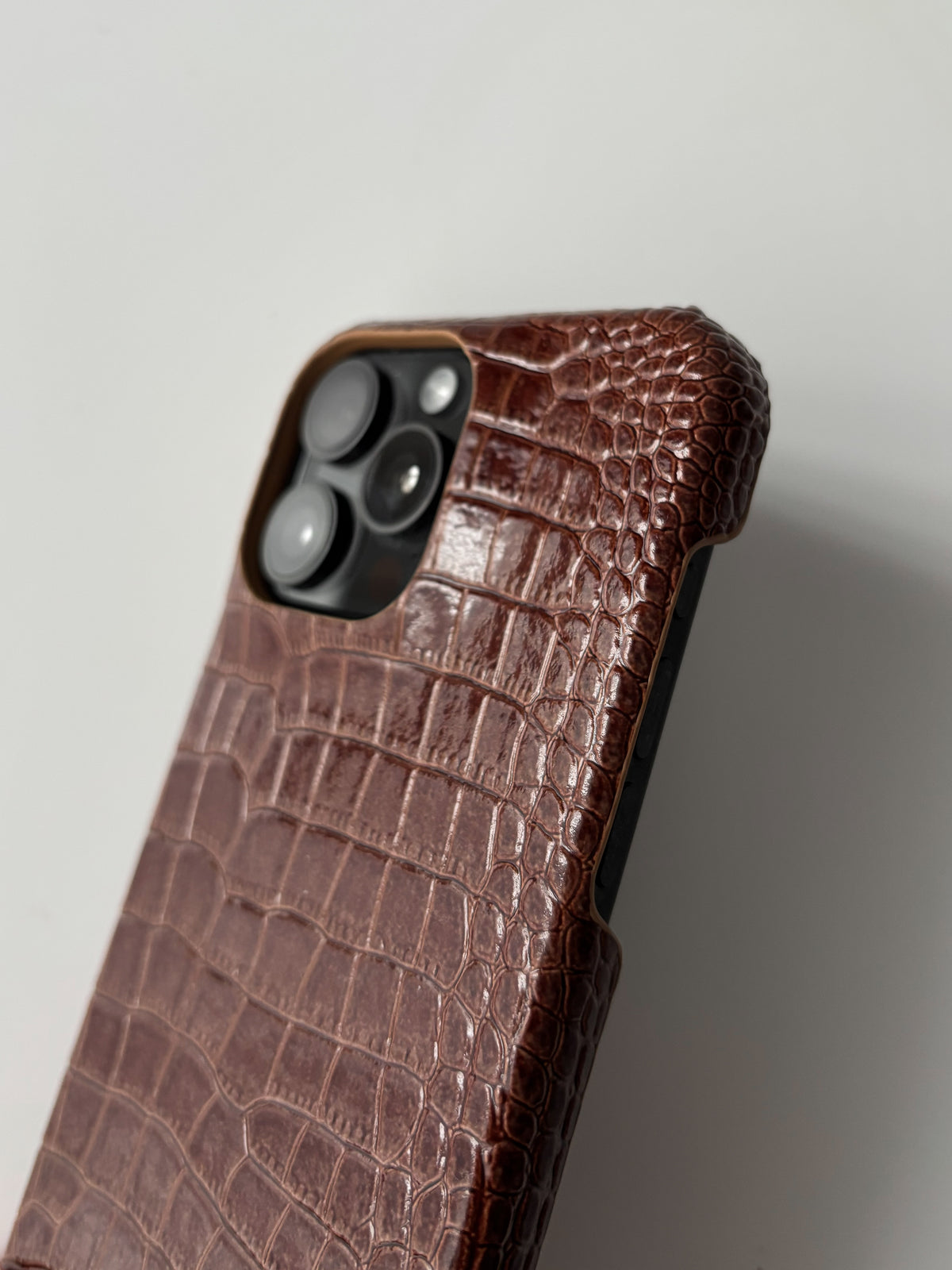 Коньячно-коричневий чохол Gator Skin для iPhone — крупний план вирізу під камери