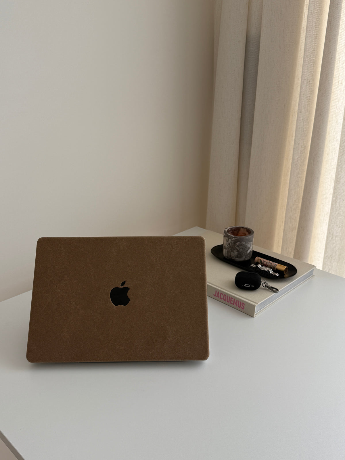 Коричневий чохол-накладка «Замшева м’якість» для MacBook з м’якою ворсистою фактурою на білому столі