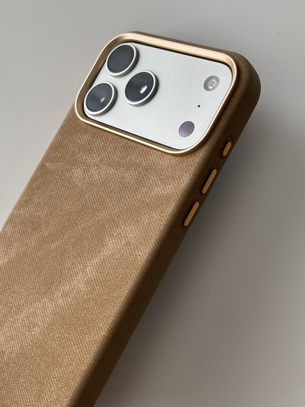 Карамельний чохол для iPhone — діагональний вигляд на широку золотисту рамку камер