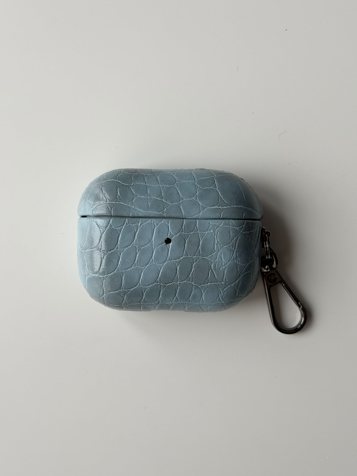 Блакитний чохол Gator Skin для AirPods з фактурою під шкіру крокодила та карабіном — вигляд спереду