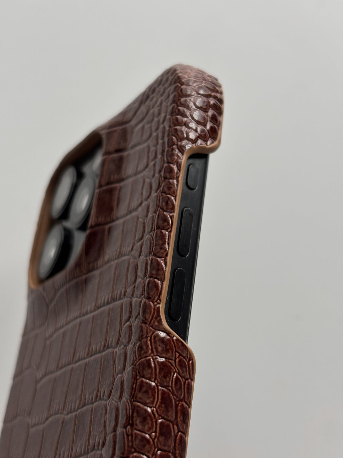 Коньячно-коричневий чохол Gator Skin для iPhone — крупний план бокової грані з кнопками