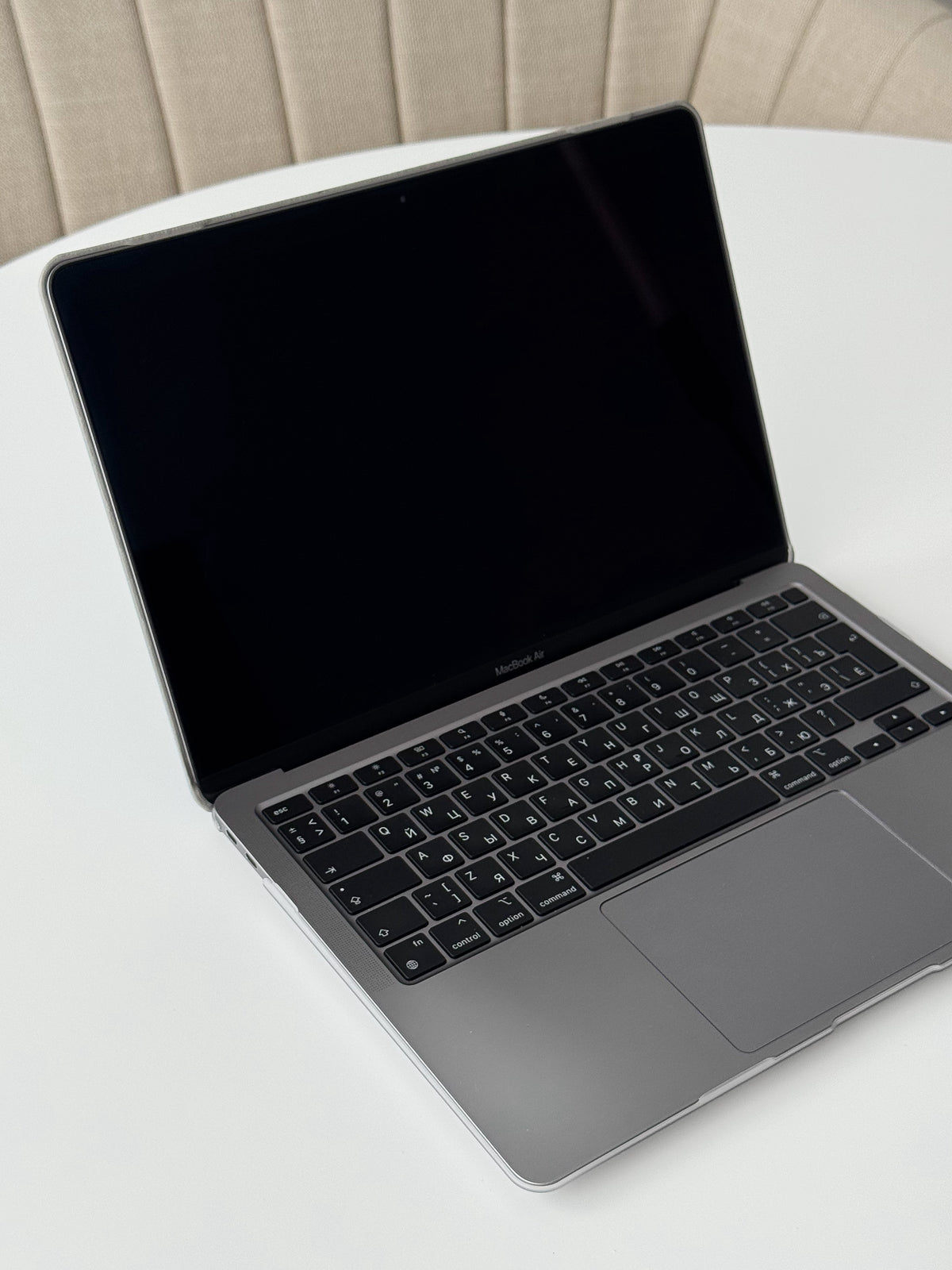 Відкритий MacBook у чохлі «Замшева м’якість» — вигляд спереду на екран і клавіатуру