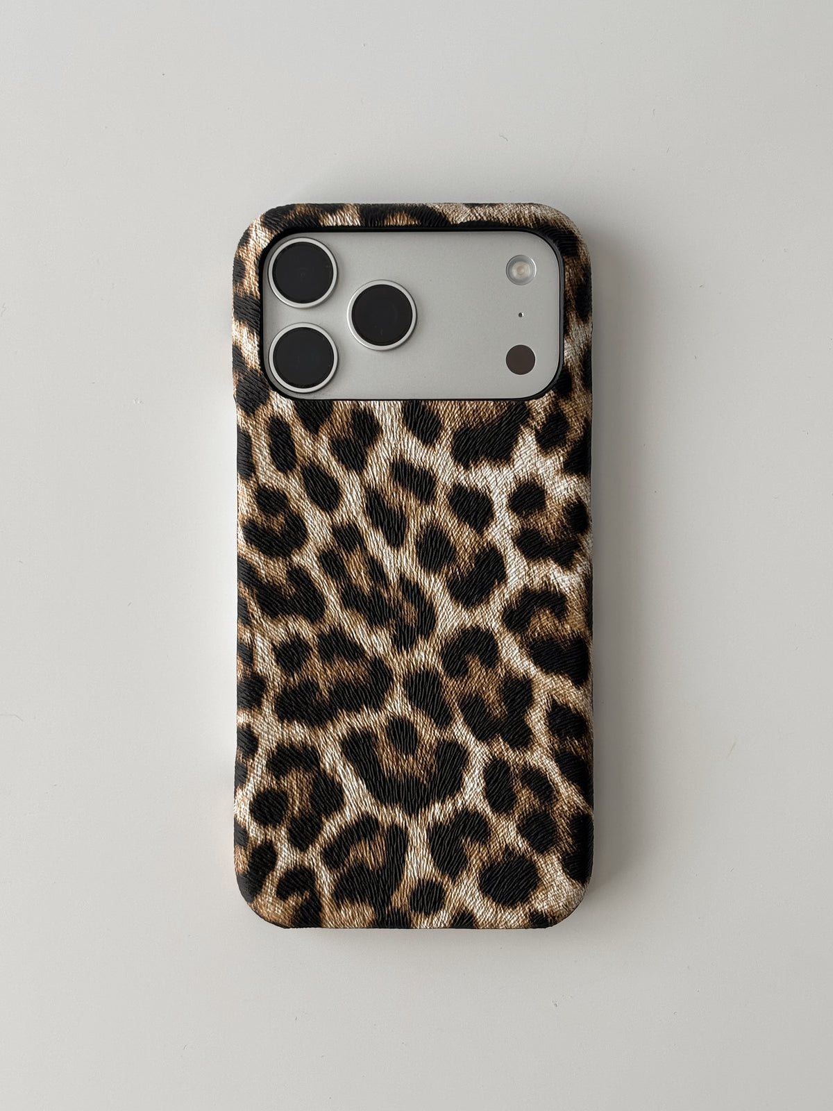 Чохол Leopard Sand для iPhone з пісочно-бежевим леопардовим принтом — вигляд ззаду