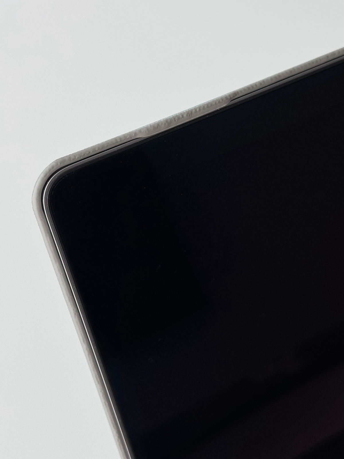 Чохол «Замшева м’якість» для MacBook — край накладки на куті кришки з боку екрана
