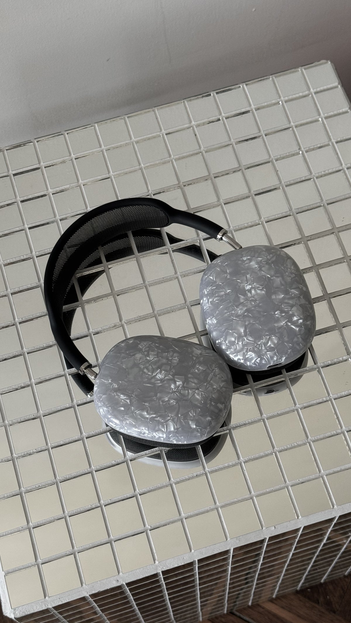 Перламутрові накладки «Кришталеве сяйво» на AirPods Max на дзеркальній плитці