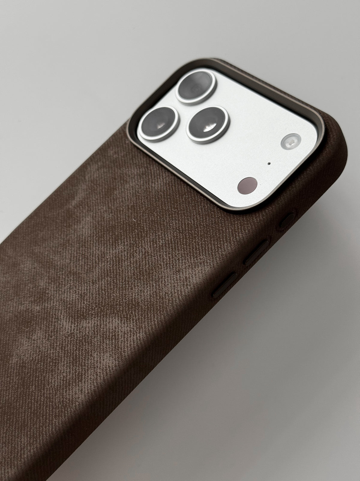 Коричневий чохол для iPhone — діагональний вигляд на широку рамку камер