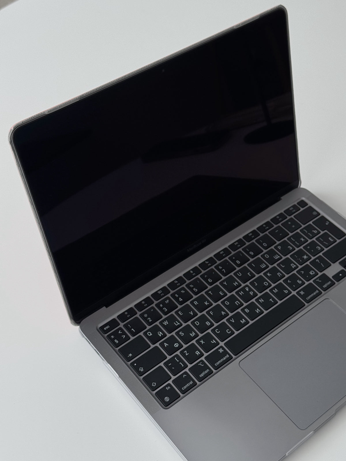 Відкритий MacBook у рожевому чохлі «Замшева м’якість» — вигляд на екран і клавіатуру