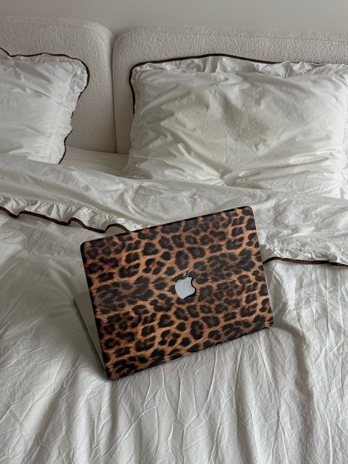 Чохол-накладка Leopard Amber для MacBook з бурштиново-коричневим леопардовим принтом на ліжку
