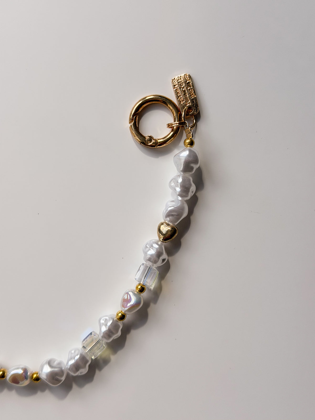 Ланцюжок Golden Pearl — крупний план золотистої намистини-сердечка й підвіски