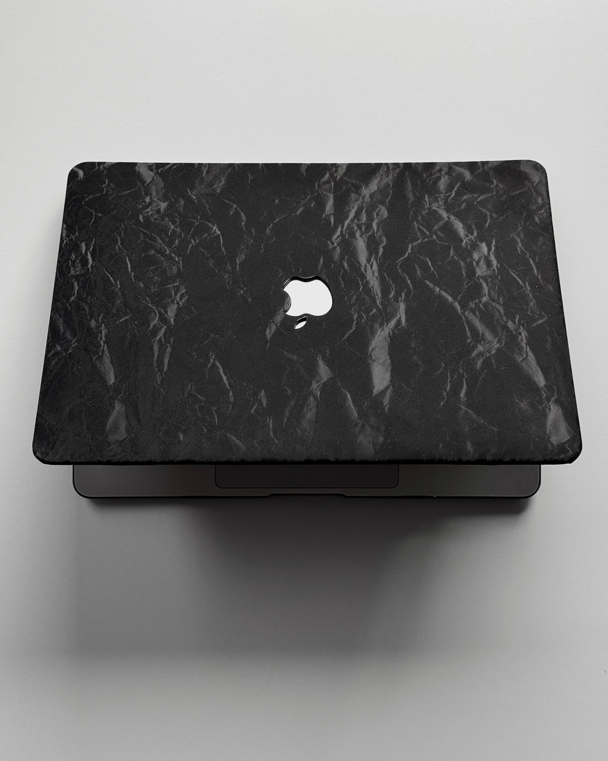 Чорний чохол-накладка «Оксамит» для MacBook із фактурою заломів на напіввідкритому ноутбуці